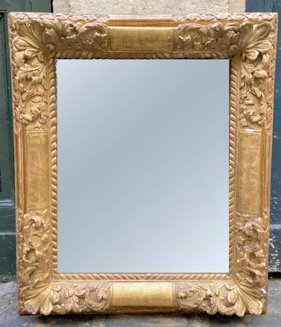 null Rectangular wood and gilded stucco mirror decorated with shells, acanthus leaves,...