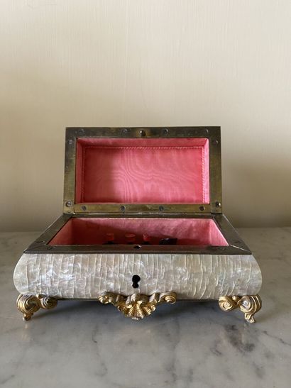 null SMALL COFFRET in mother-of-pearl and bronze
19th century 
6.5 x 14 x 9 cm 
...