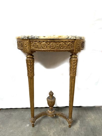 null LITTLE CONSOLE in wood and gilded stucco, the belt decorated with foliate scrolls...