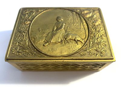 null SMALL Gilt bronze COFFRET, the sides engraved with a frieze of lozenges and...