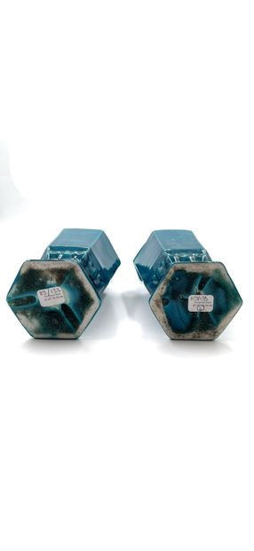 null CHINA, early 20th century 
Pair of blue-glazed ceramic potiches. 
Height: 29...