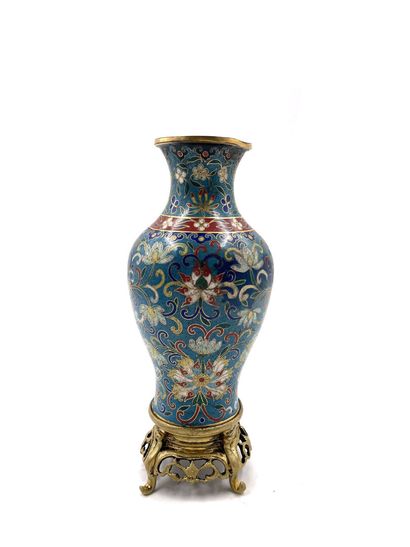 null CHINE, XIXe siècle 
Vase balustre en bronze à décor en émaux cloisonné de fleurs...