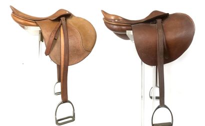 null HERMES, Paris
Camel leather horse saddle. Signed on buttons, trim and stirrups....