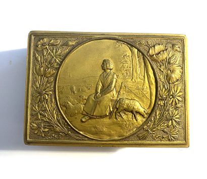 null SMALL Gilt bronze COFFRET, the sides engraved with a frieze of lozenges and...
