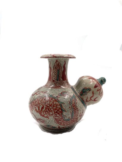 null CHINA
Small enameled stoneware vase decorated with a dragon. 
Height: 15 cm...