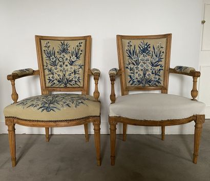 null PAIR OF ARMCHAIRS in molded and carved natural wood, the back slightly curved,...