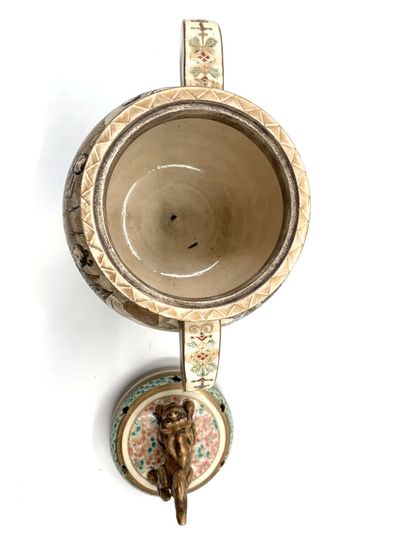 null JAPAN
Tripod porcelain perfume burner with polychrome and gold decoration of...