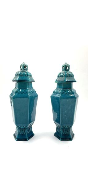 null CHINA, early 20th century 
Pair of blue-glazed ceramic potiches. 
Height: 29...