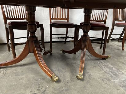 null Dining room table of oval shape in mahogany and mahogany veneer resting on two...