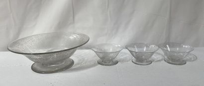 null BACCARAT
Engraved crystal punch bowl and three cups, Michel Ange model. 

