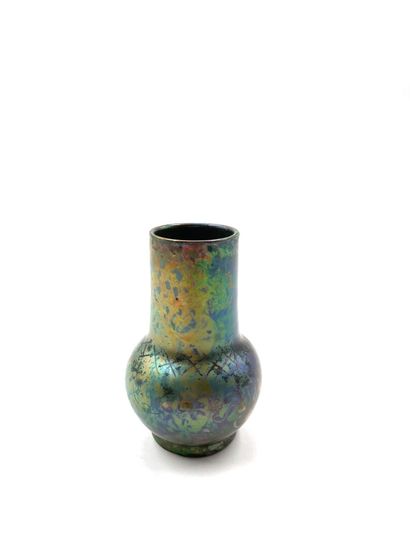 null QUATRE PIECES en céramique émaillé lustré comprenant : 
- Clément MASSIER (1844-1911)
Vase...