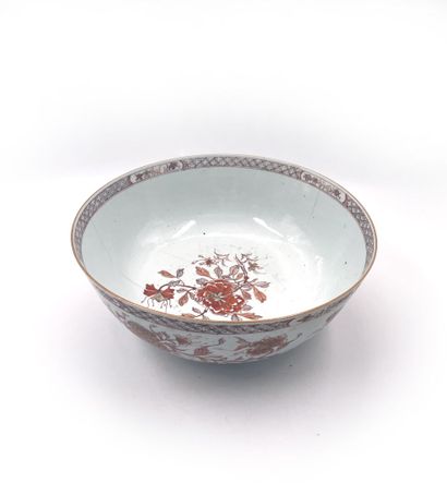 null Chine
Jatte circulaire en porcelaine à décor en rouge de fer et or de pivoines...