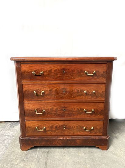 null SMALL WOODEN COMMODE in mahogany and mahogany veneer opening to four drawers,...