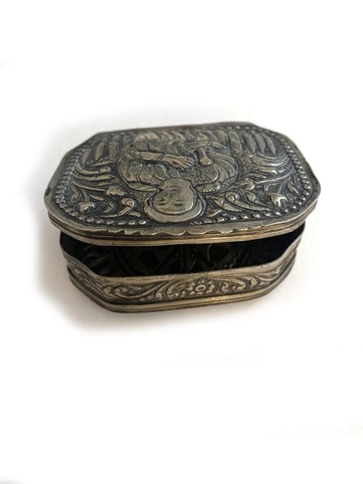 null Rectangular silver box with cut sides, the lid with engraved and repoussé decoration...