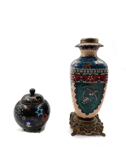 null JAPON
Vase monté en lampe et brule parfum en bronze à décor en émaux cloisonnés....