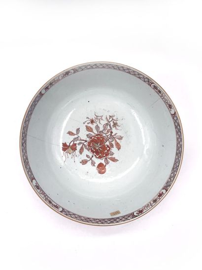 null Chine
Jatte circulaire en porcelaine à décor en rouge de fer et or de pivoines...