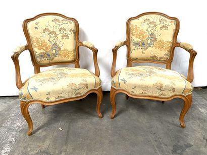 null Pair of cabriolet armchairs in molded natural wood, with curved arms and legs....