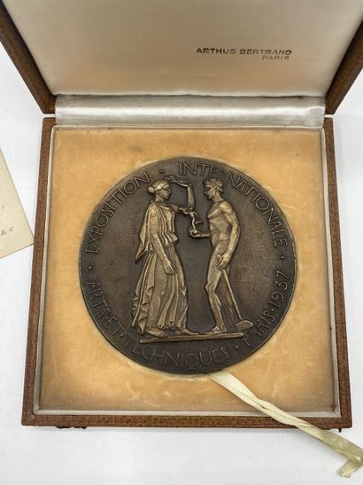 null MÉDAILLE en bronze de l'Exposition internationale Arts et Techniques 1937. Signée...