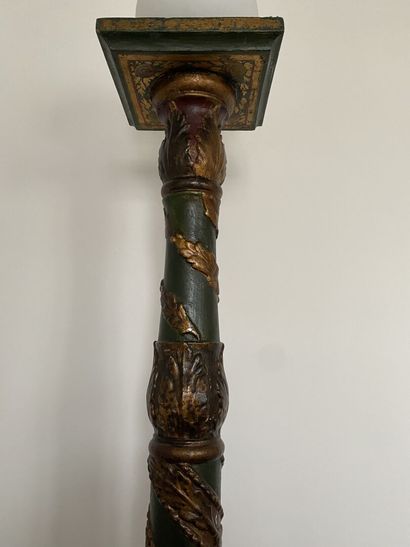 null SELLETTE COLUMN in carved and painted wood, the top decorated with a garland...