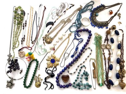 null LOT de bijoux fantaisie comprenant bagues, bracelets, colliers