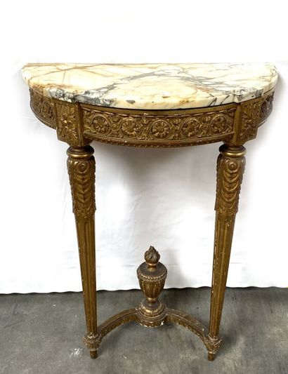 null LITTLE CONSOLE in wood and gilded stucco, the belt decorated with foliate scrolls...