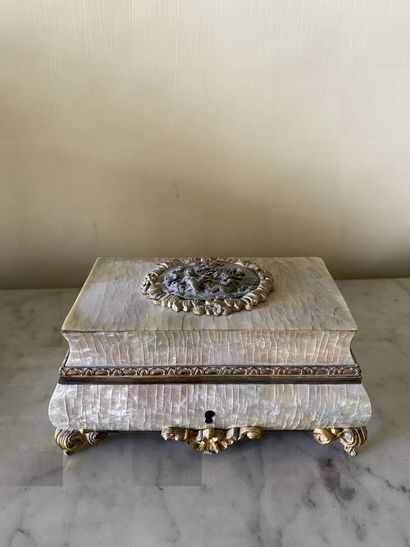 null SMALL COFFRET in mother-of-pearl and bronze
19th century 
6.5 x 14 x 9 cm 
...