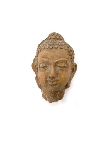 null THAILANDE
Petite tête de bouddha en bronze patiné vert antique. 
Haut. 5 cm
Sur...