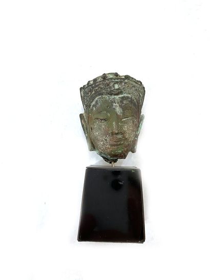 null THAILAND
Small Buddha head in antique green patinated bronze. 
Height: 5 cm
On...