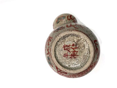 null CHINA
Small enameled stoneware vase decorated with a dragon. 
Height: 15 cm...