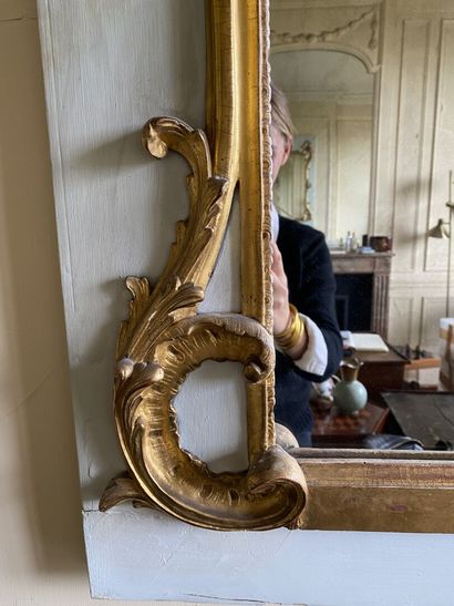 null Rectangular mirror in gilded and lacquered wood, decorated with acanthus leaves,...