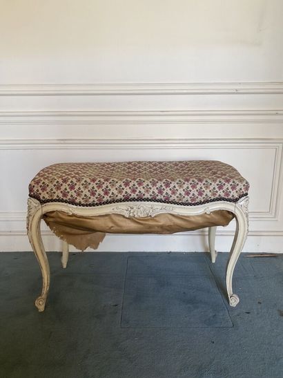 null Petite banquette en bois laqué blanc. 
Style Louis XV
(Enfoncement de l'assise,...