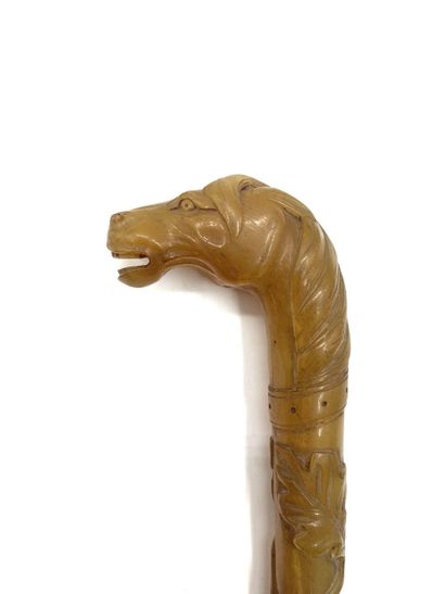 null Umbrella HANDLE in carved horn, the pommel decorated with a horse's head and...