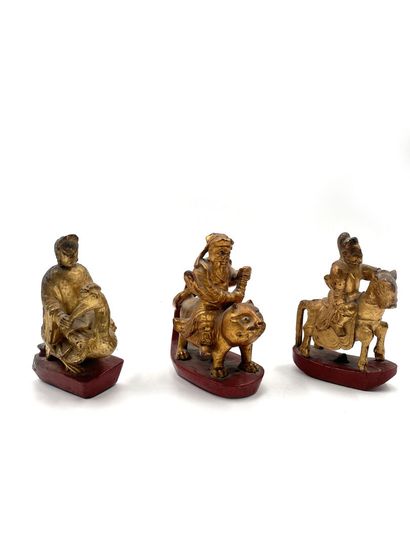 null CHINE
Trois statuettes en bois doré et laqué rouge figurant des cavaliers. 
Haut....