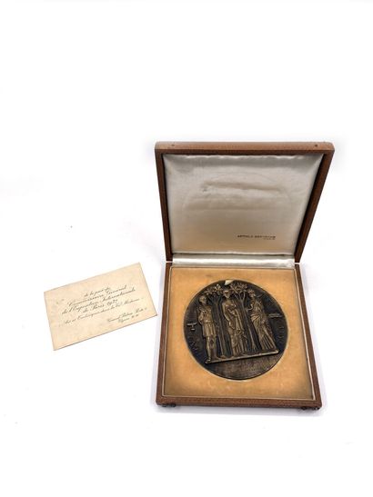 null Bronze MEDAL from the 1937 Arts et Techniques International Exhibition. Signed...