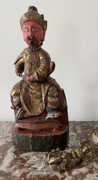 null VAJRA en bronze et cuivre (long. 12 cm) et STATUETTE en bois sculpté et laqué...