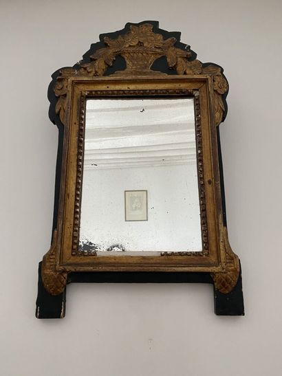null Rectangular mirror in wood and gilded and black lacquered stucco, the pediment...