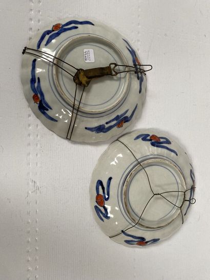 null CHINE
Trois assiettes en porcelaine, dont deux à décor dit Imari, deux petits...