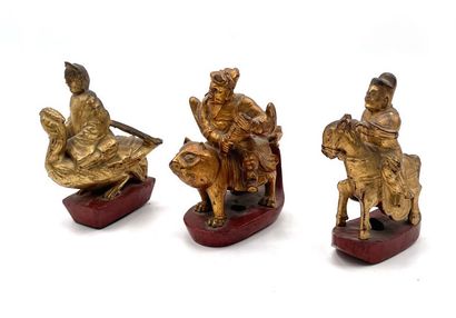 null CHINE
Trois statuettes en bois doré et laqué rouge figurant des cavaliers. 
Haut....