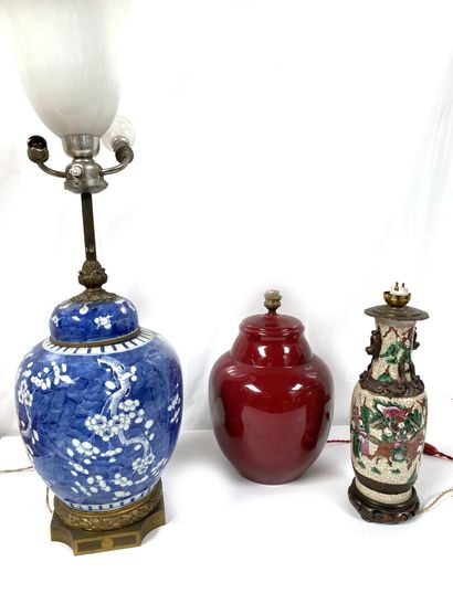 null CHINE
Trois vases montés en lampe en porcelaine. 
Haut. 30, 33 et 37 cm 
(A...