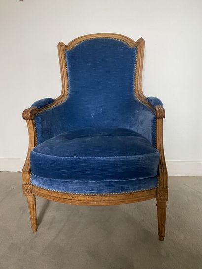 null Shepherd's chair in molded and carved natural wood, with a gendarme-cap back,...