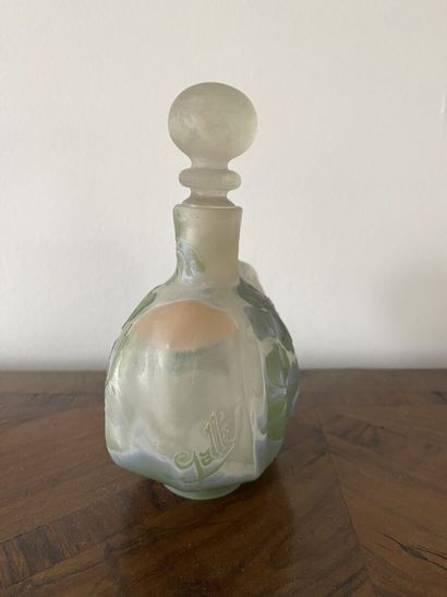null GALLE 
Acid-etched glass bottle. Signed on one side. 
Height: 17 cm 
(Chipped...