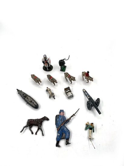 null ENSEMBLE DE JOUETS comprenant des figurines en métal, soldat, navire, canon,...