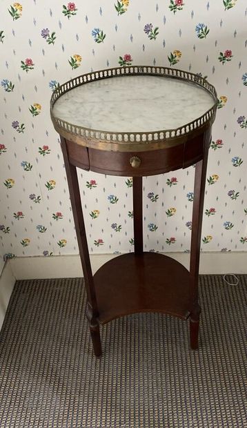 null SMALL circular CHEVET in mahogany and mahogany veneer, the white marble top...