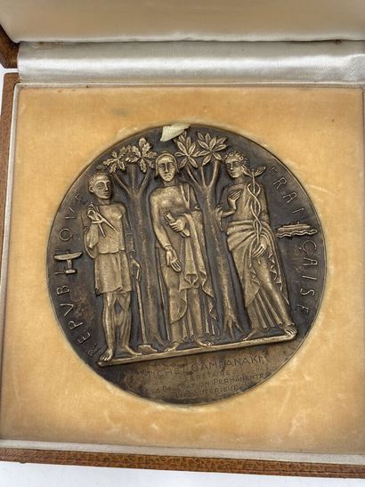 null MÉDAILLE en bronze de l'Exposition internationale Arts et Techniques 1937. Signée...