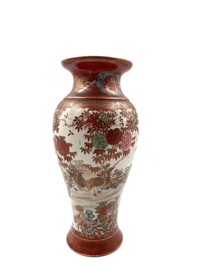 null JAPON 
Vase balustre en porcelaine à décor en camaïeu de volatiles. Signé sous...