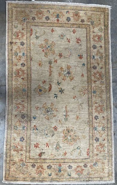 null PAKISTAN, 20th century 
Chain-and-weft cotton and wool velvet carpet decorated...