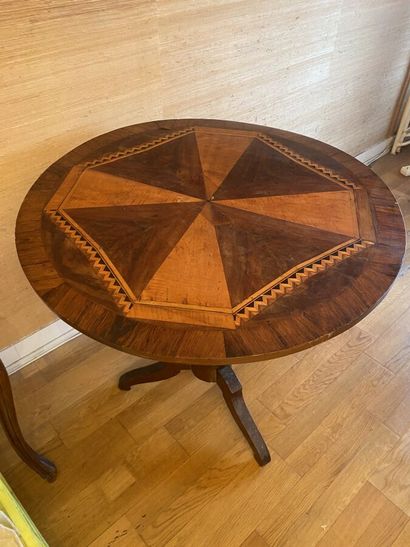 null Veneered GUERIDON on a tripod base, the swivel top in geometric marquetry. 
Height...