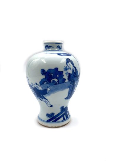 null Chine
Vase de forme balustre en porcelaine à décor en bleu sous couverte de...