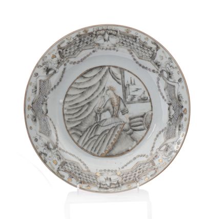 null China, Compagnie des Indes
Porcelain plate decorated in grisaille, gold and...