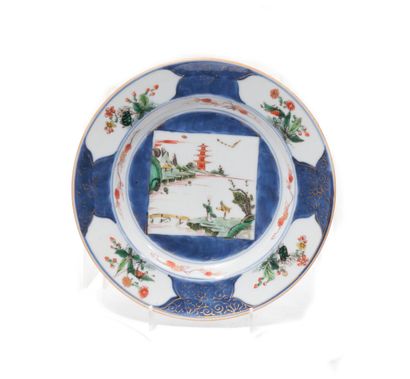 Chine
Assiette en porcelaine à décor polychrome...